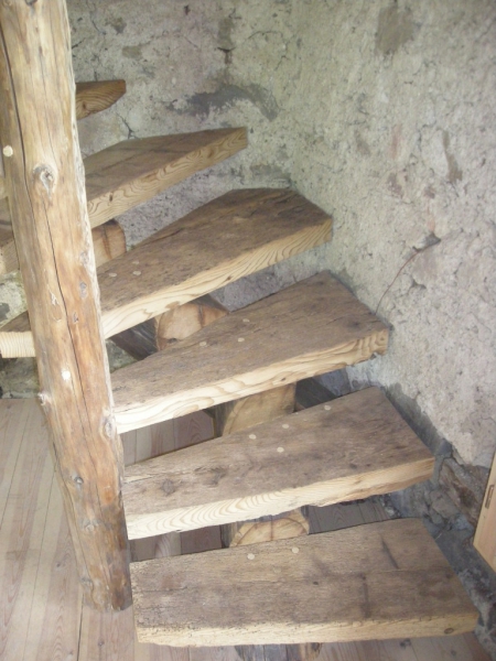 escalier quart tournant en vieux bois avec limon centrale